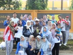 Ardito Wijaya Bersama Instansi Terkait Bergotong Royong Membersikan Lingkungan Area Taman Gotong Royong Komplek PU Prosida