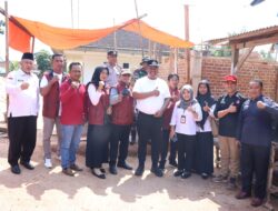 I Komang Koheri Bersama Sentra Wyata Guna Dari Kementrian Sosial RI Menyerahkan Bahan Bangunan