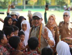 Ardito Wijaya Beri Susu Gratis Kepada Anak – Anak Sekolah Dasar (SD) Negeri Kesuma Jaya