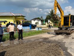 Masyarakat Kampung Sido Binangun Bergotong Royong Meperbaiki Jalan dan ditinjau Langsung Oleh Wakil Bupati Lampung Tengah