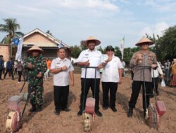Wabup Komang Koheri didampingin Kadis Pertanian Jumali Hadiri Penanaman Jagung Serentak Kuartal III Tahun 2025 di Kecamatan Seputih Agung