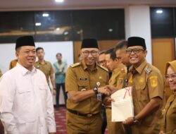 Bupati Ardito Wijaya Secara Simbolis Menerima Sertifikat Tanah Dari Mentreri Agraria Dan Tata Ruang , Badan Pertanahan Nasional RI