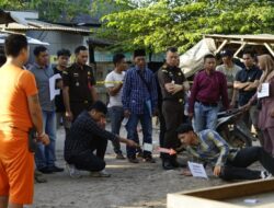 Dua Jaksa Penuntut Umum Mengawal Jalannya Rekonstruksi Perkara Pembunuhan di Pasar Bandar Agung