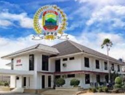 Wakil Ketua 1 DPRD LAMSEL Redakan Tangis Warga Pelita Dewa, Merik Havit Siap Antarkan Anak-Anak SDN 3 Palembapang ke Kelas