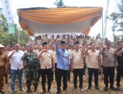 Bupati Ardito Wijaya Lantik Pengurus Gapoktan Lampung Tengah dan Panen Raya Padi di Kampung Sri Pendowo