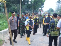 Bupati Ardito Wijaya Melakukan Peninjau Sekaligus Perbaikan Ruas Jalan Gunung sugih Kota Gajah