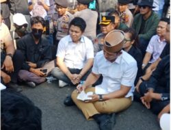 Ketua DPRD LAMSEL dan BUPATI LAMSEL, Guyub Tanpa Sekat Duduk Di Aspal Bersama Massa Aksi Damai