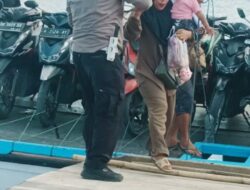Anggota Satlantas Polres Lamsel Beraksi Bantu Warga Rajabasa, dan Diapresiasi Oleh Warga setempat