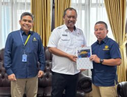 Wabup I Komang Koheri S.E M.Sos  Menerima Piagam Penghargaan Wajib Pajak Dari Kantor Pelayanan Pajak (KPP) Pratama Metro