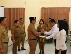 Penyerahan Surat Keputusan (SK) Pegawai Pemerintah Dengan Perjanjian Kerja (PPPK) Oleh Bupati Ardito Wijaya