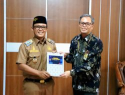 Penyerahan Piagam Dilakukan Secara Langsung Oleh Perwakilan Direktorat Jenderal Pajak