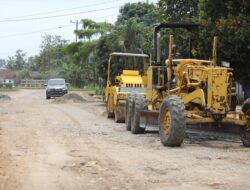 Ardito Wijaya Meninjau Langsung Proses Perbaikan Jalan Di Kampung Sidokerto