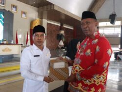 Wabup I Komang Koheri Secara Resmi Menyerahkan Surat Keputusan SK Pegawai Pemerintah Dengan Perjanjian Kerja PPPK