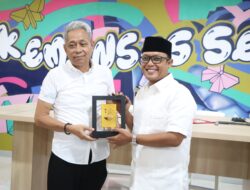 Ardito Wijaya Didampingi Kepala Dinas Sosial Ari Nugraha Mukti Melakukan Audiensi Dengan Wakil Menteri Sosial Republik Indonesia