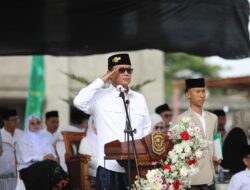 Bupati Ardito Wijaya Bertindak Sebagai Pembina Upacara Yang Digelar Di Halaman Pondok Pesantren Wali Songo