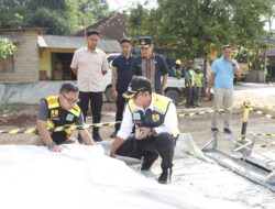 Ardito Wijaya Bersama Kepala Kejaksaan Negeri Lamteng Tommy Adhyaksa Putra Melakukan Peninjauan Dan Monitoring Pembangunan Jalan Rabat Beton