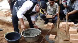 HUT IDI Ke – 75 Ardito Wijaya Sebagai Ketua IDI Provinsi Lampung Secara Simbolis Meletakan Batu Pertama Program Bedah Rumah