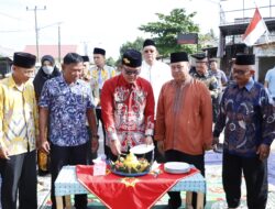 Masyarakat Tasyakuran Atas Selesainya Pembangunan Ruas Jalan Gayau Sakti Dono Arum Yang Dihadiri Bupati Ardito Wijaya Bersama Asisten Bidang Ekonomi dan Pembangunan Rusmadi , Plt Kepala Inspektorat Tri Hendriyanto Dan Plt Kepala Dinas BMBK Elvita