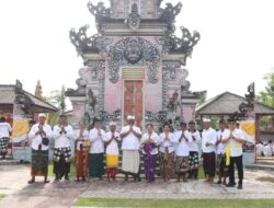 I Komang Koheri Bersama Ketua I TP PKK Lampung Tengah, Ni Ketut Dewi Nadi, Menyampaikan Ucapan Selamat Hari Raya Galungan dan Kuningan Kepada Seluruh Umat Hindu