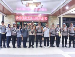 Plt Bupati I Komang Koheri Mengikuti Apel Gelar Pasukan Operasi Kepolisian Lilin Krakatau Tahun 2025 Menjelang Natal Dan Tahun Baru 2026