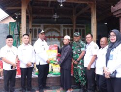 Dalam Rangka Memperingati Hari Raya Natal Dan Tahun Baru Plt Bupati I Komang Koheri Menyalurkan Bantuan Sosial Ke Sejumlah Lembaga Kesejahteraan Sosial LKS