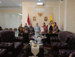 Ketua PKK Provinsi Lampung Purnama Wulan Sari Mirza Menyerahkan SK Pelaksana Tugas Plt Kepada Ni Ketut Dewi Nadi Ketua PKK Lampung Tengah