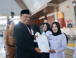 Plt Bupati I Komang Koheri Menyerahkan SK Paruh Waktu Formasi Teknis Sebanyak 2.533 Orang Di Lingkungan Pemerintah Kabupaten Lampung Tengah
