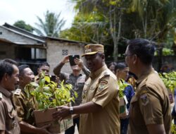Plt Bupati I Komang Koheri, Menghadiri Kegiatan Penghijauan Dan Penanaman Pohon Alpukat Bersama Masyarakat Kampung Putra Lempuyang