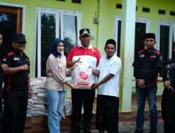 Plt Bupati Lampung Tengah, I Komang Koheri Menyerahkan Bantuan Beras Kepada Lembaga Kesejahteraan Sosial Di Kecamatan Seputih Mataram