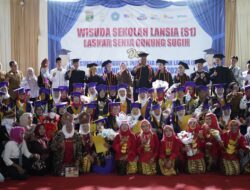 Plt Bupati Lampung Tengah, I Komang Koheri Mewisuda Para Wisudawati Sekolah Lansia Standar 1 Laskar Senja, Dan Pengukuhan Jajaran Indonesia Ramah Lansia