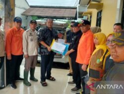 Dinsos Berikan Bantuan Terdampak Banjir Di 13 Kecamatan