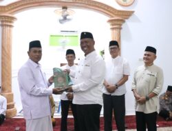 Plt Bupati I Komang Koheri Melaksanakan Kegiatan Berbagi Takjil Jepada Masyarakat di Jalan Raya Kota Gajah Serta Menghadiri Safari Ramadhan Tingkat Kecamatan