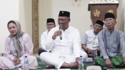 Plt Bupati I Komang Koheri Membagikan Takjil Kepada Para Pengendara Yang Melintas di Jalan Lintas Sri Kencono