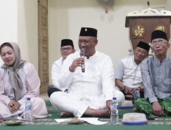 Plt Bupati I Komang Koheri Membagikan Takjil Kepada Para Pengendara Yang Melintas di Jalan Lintas Sri Kencono