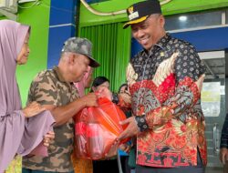 Plt Bupati I Komang Koheri Memberikan Bantuan Sembako Di Kecamatan Kota Gajah