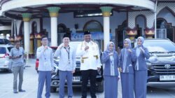 Plt Bupati I Komang Koheri Bersama Jajaran Bank Lampung Cabang Bandar Jaya Membagikan Takjil Kepada Masyarakat